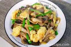 The method of stir frying eggs with shiitake mushrooms