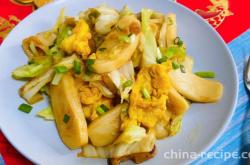 The method of stir frying rice cake with eggs