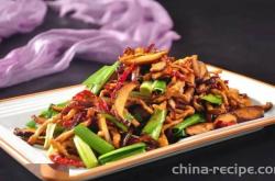 The method of stir frying duck maw with mushrooms