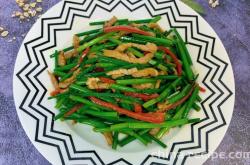 The method of stir frying shredded pork with chives