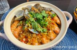 The method of making golden needle mushroom flower shell vermicelli pot