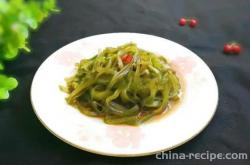 The method of cold mixing scallions with seaweed