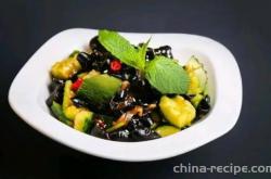 Method for making mustard and spicy cold mixed cucumber and fungus