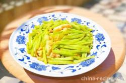 The method of stir frying eggs with fragrant Artemisia annua