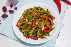 The method of stir frying green beans with oil residue
