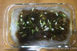 The method of steaming vermicelli with garlic sauce and enoki mushrooms