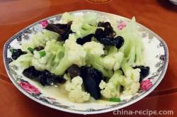 The method of stir frying black fungus with cauliflower
