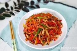 The method of stir frying shredded pork with green peppers and carrots