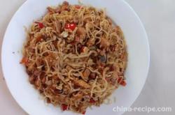 The method of braising vermicelli with peanut chicken cubes