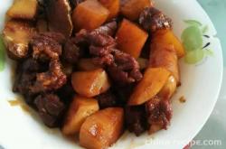 The method of braised beef and stewed potatoes