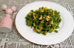 The method of stir frying eggs with green beans