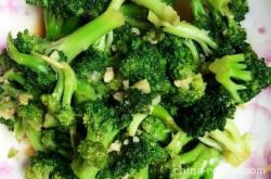The recipe for homemade garlic paste and broccoli