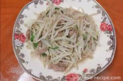 The method of stir frying beef shreds with bean sprouts and vegetables
