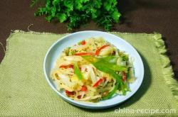 The method of stir frying pickled beans with cabbage