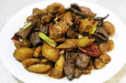 The method of stir frying pork liver and fat sausage