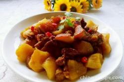 The method of stewing potatoes with pork belly