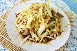 The method of stir frying garlic yellow with shredded meat