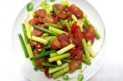 The method of stir frying garlic sprouts with sausage