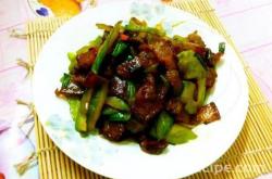 The method of stir frying bitter melon with sausage