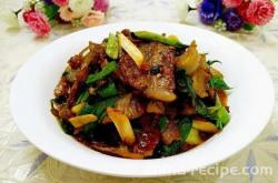 The method of frying meat with salt and stir fry