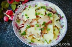 The method of stir frying cured meat with spring bamboo shoots