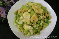 The method of stir frying eggs with fava beans