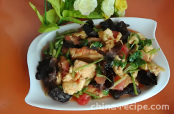 The method of stir frying eggs with tomato and fungus