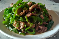 The method of stir frying meat with chili pepper