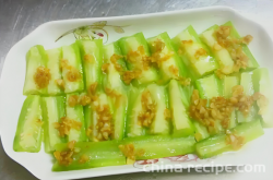 The method of steaming luffa with garlic paste