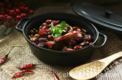 The practice of braising pig's feet with Fermented bean curd