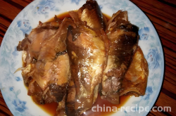 The recipe for braising crispy crucian carp