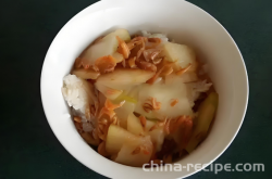 The method of stir frying shrimp with winter melon