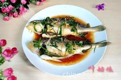 The method of steaming yellow croaker