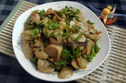 The method of stir frying green pepper with gluten