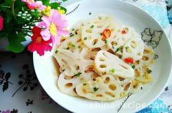 The method of making sour and spicy lotus root slices