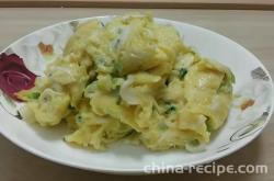 The recipe for stir frying eggs with silver fish