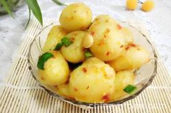 The method of braised small potatoes