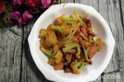 The method of stir frying cauliflower with sausage