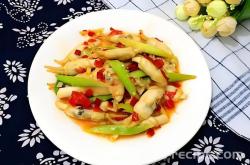 The method of stir frying razor clams with chili peppers