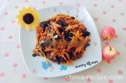 The method of stir frying shredded pork with yellow cabbage and fungus