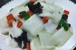 The method of stir frying cabbage with black fungus