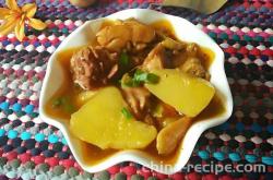 The method of stewing chicken chunks with potatoes