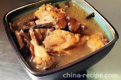 The method of stewing mushrooms with chicken