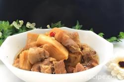 The method of making spring bamboo shoots and roasted meat