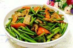 The method of stir frying garlic sprouts with meat
