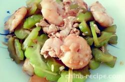 The method of stir frying bitter melon with shrimp