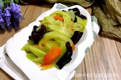 The method of stir frying lettuce with black fungus
