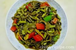 The method of stir frying duck maw with sour beans