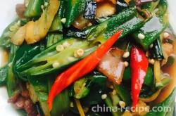 The method of stir frying pork with okra