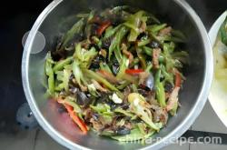 The method of stir frying pork in three shreds